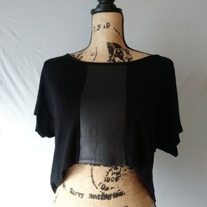 Crop T-shirt with a faux leather strip Sz.L